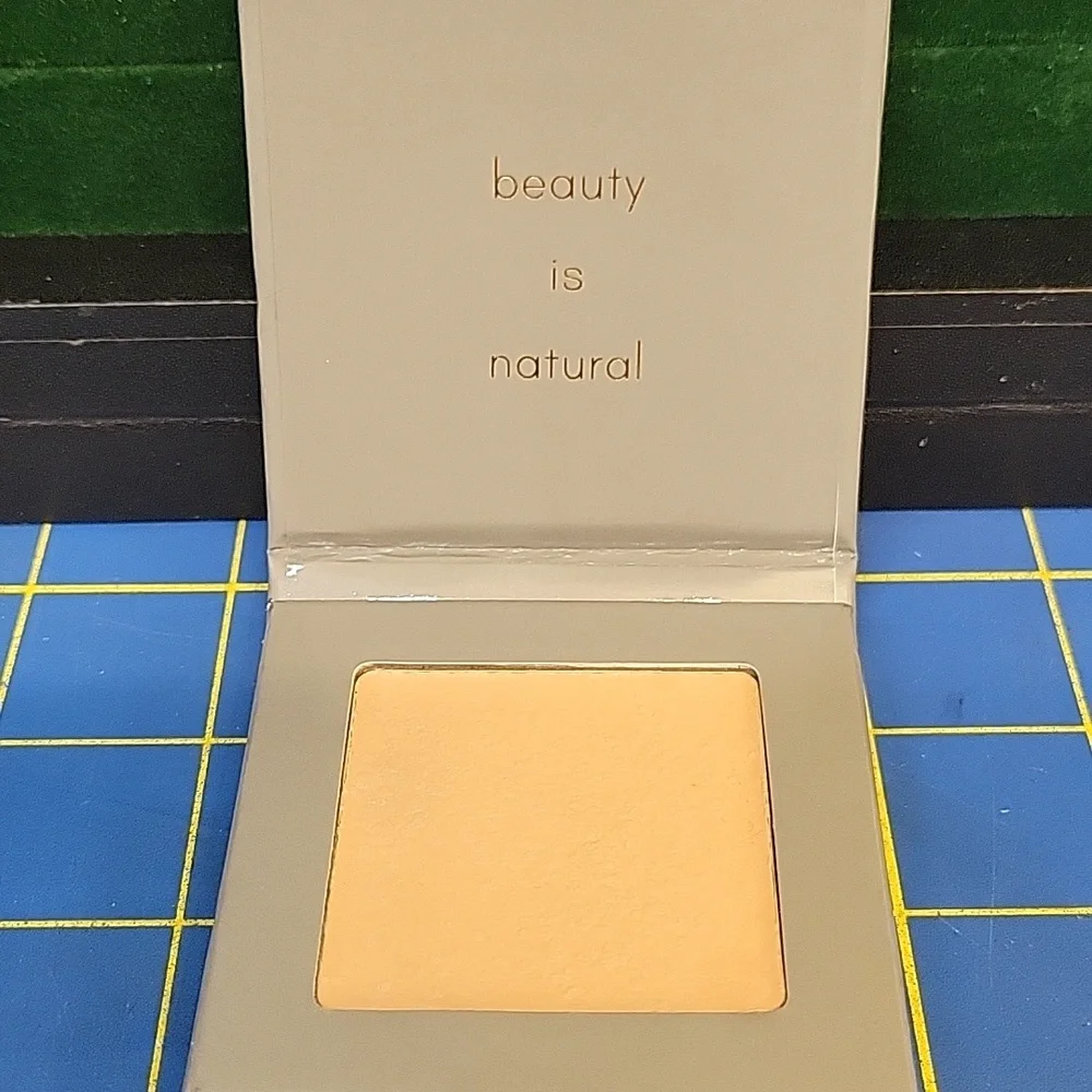 Carlucce Cache Cream - Raw - Foundation Palette - $51 Retail